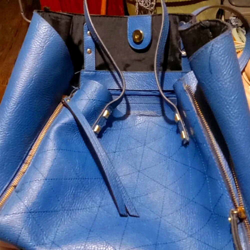 Says fifth Avenue  blue purse